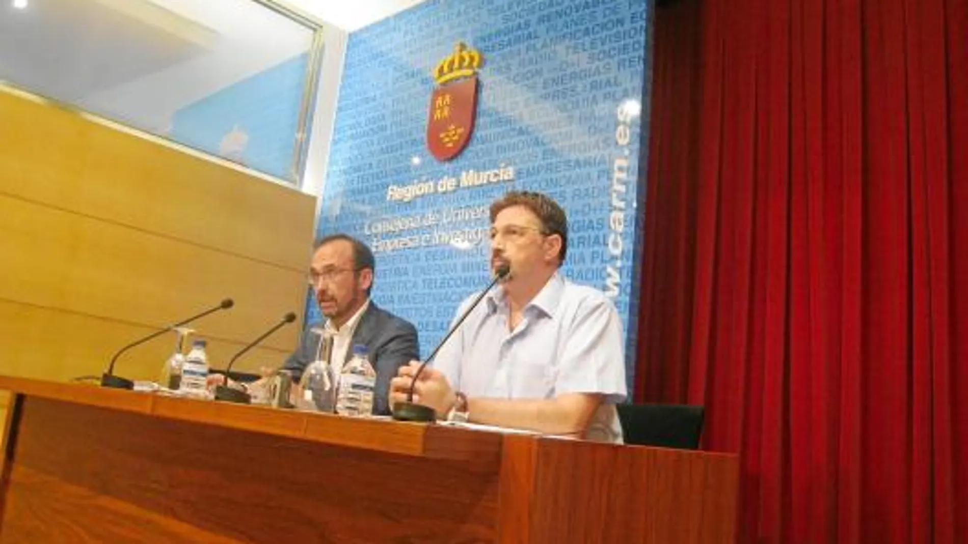 El consejero Salvador Marín y el director del Info, Juan José Beltrán, durante la rueda de prensa