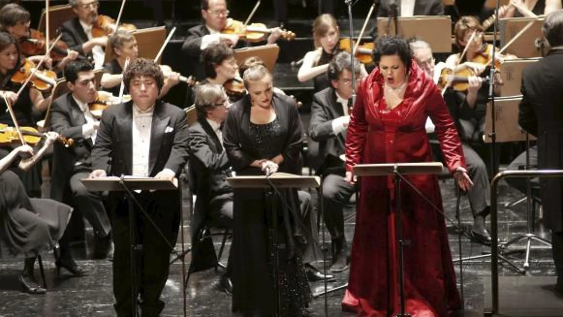 El tenor Francesco Hong, en el papel de Pollione, la mezzo-soprano italiana Sonia Ganassi, en el papel de Adalgisa, y la soprano lituana Violeta Urmana,