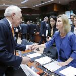 Margallo saluda a Mogherini antes del Consejo de Exteriores, ayer en Bruselas