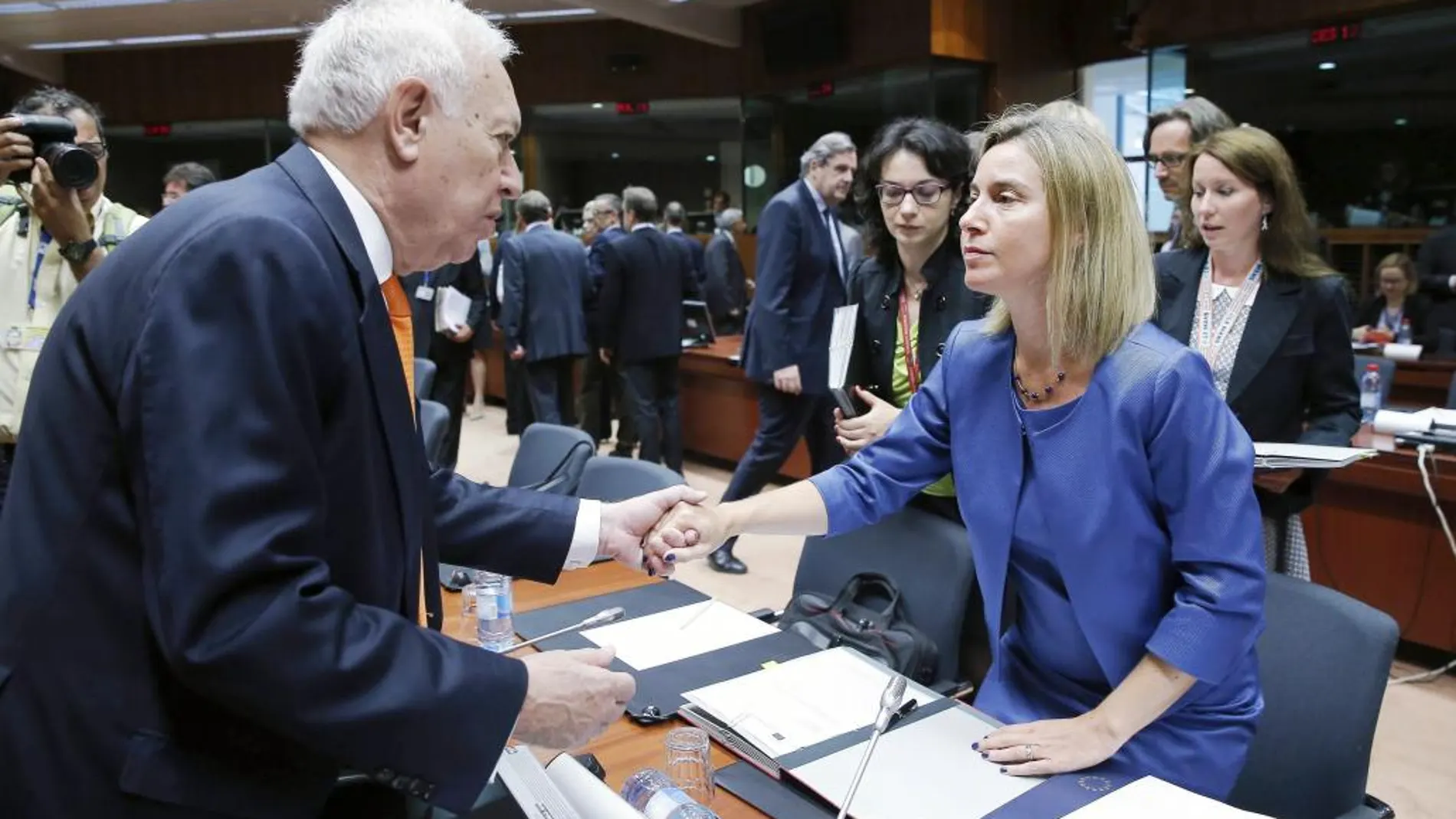 Margallo saluda a Mogherini antes del Consejo de Exteriores, ayer en Bruselas