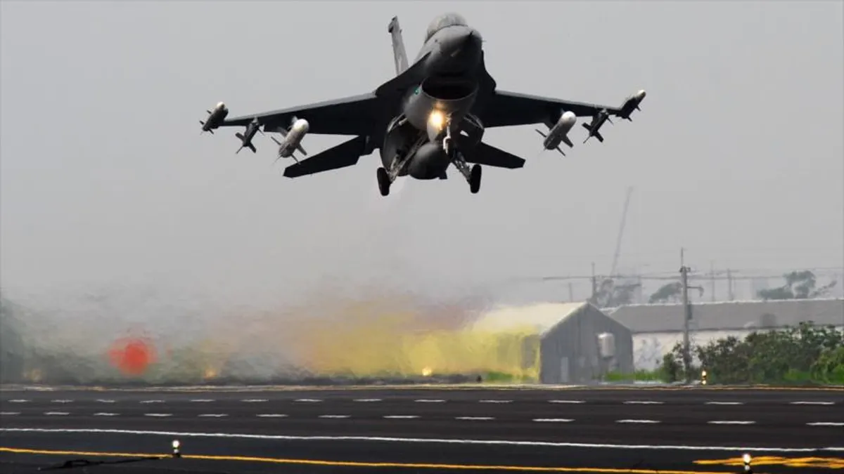 Un caza F-16 de la fuerza aérea de Singapur se estrella durante el despegue