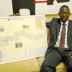 El embajador de Gambia sujeta un mapa de su país, durante la entrevista concedida a LA RAZÓN, en la sede de su legación diplomática en Madrid