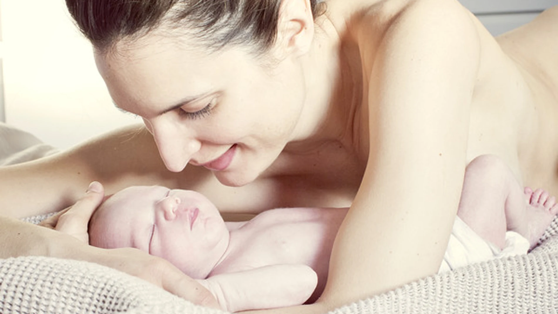 El mejor lugar para el recién nacido es el pecho desnudo de su madre (no el nido)
