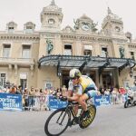 Armstrong, a su paso por el Casino de Montecarlo durante la etapa de ayer, la primera del Tour