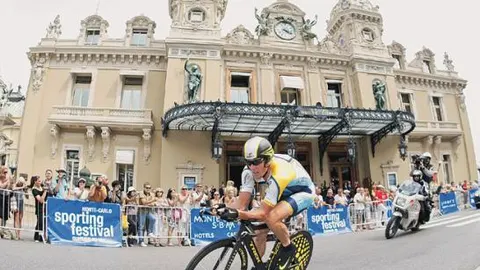 Armstrong, a su paso por el Casino de Montecarlo durante la etapa de ayer, la primera del Tour
