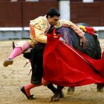 Paco Ureña sufrió una voltereta en la pasada Feria de Otoño en Las Ventas