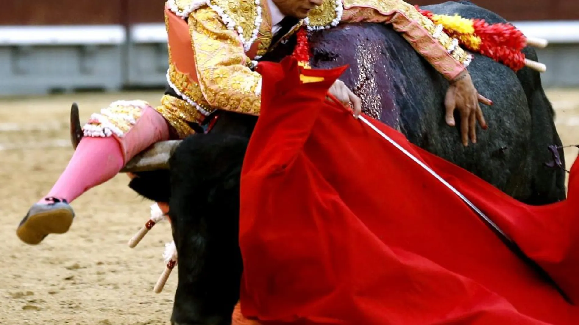 Paco Ureña sufrió una voltereta en la pasada Feria de Otoño en Las Ventas