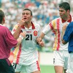 Luis Enrique, junto a Hierro, con la nariz rota tras el codazo de Tassotti en el Mundial de 1994