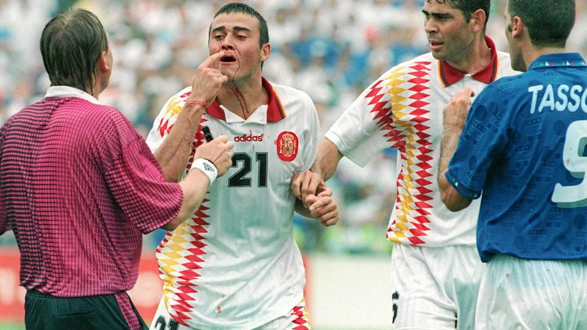 Luis Enrique, junto a Hierro, con la nariz rota tras el codazo de Tassotti en el Mundial de 1994