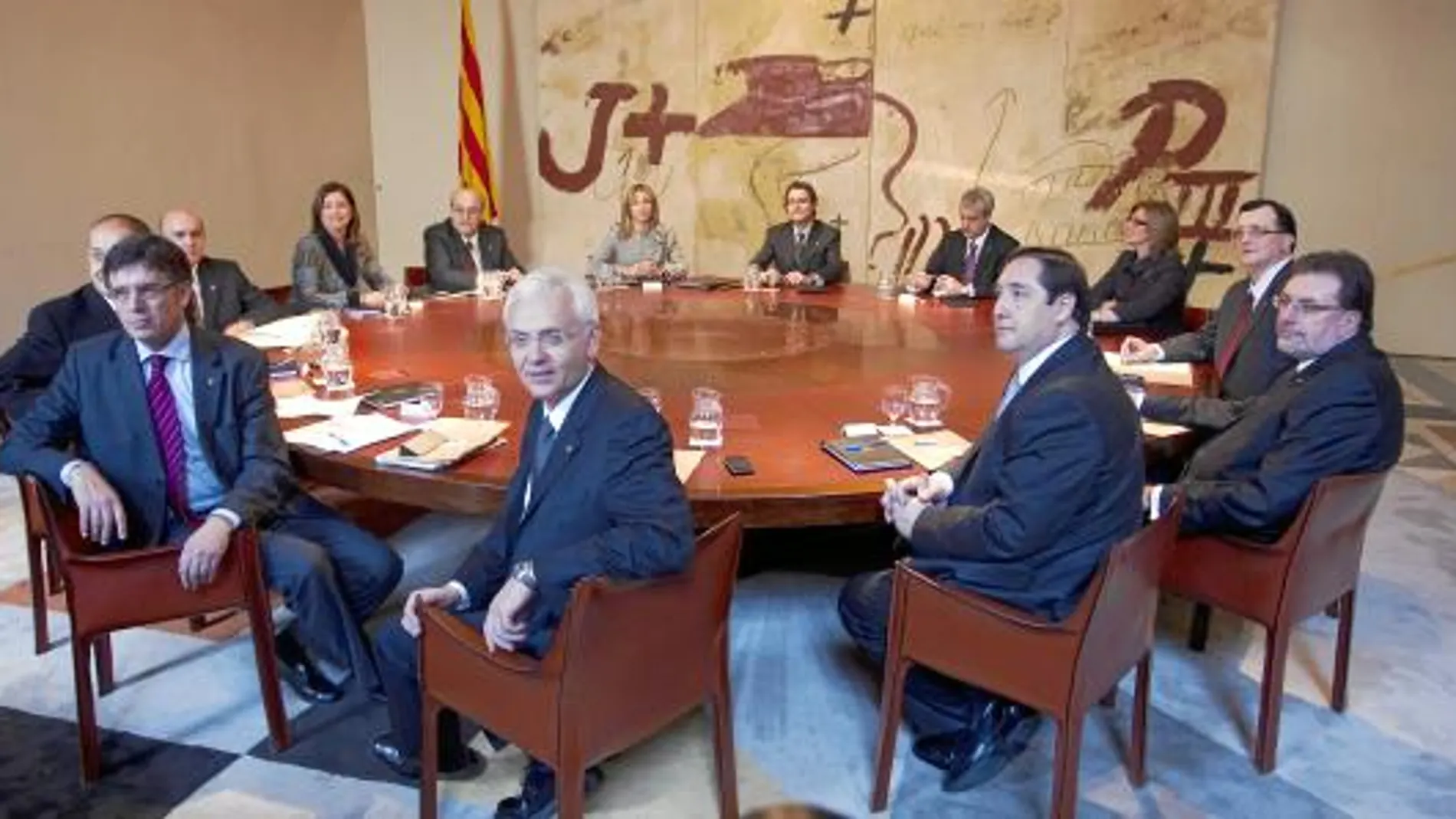 El presidente de la Generalitat, Artur Mas, y los nuevos consellers, ayer durante la primera reunión del ejecutivo catalán