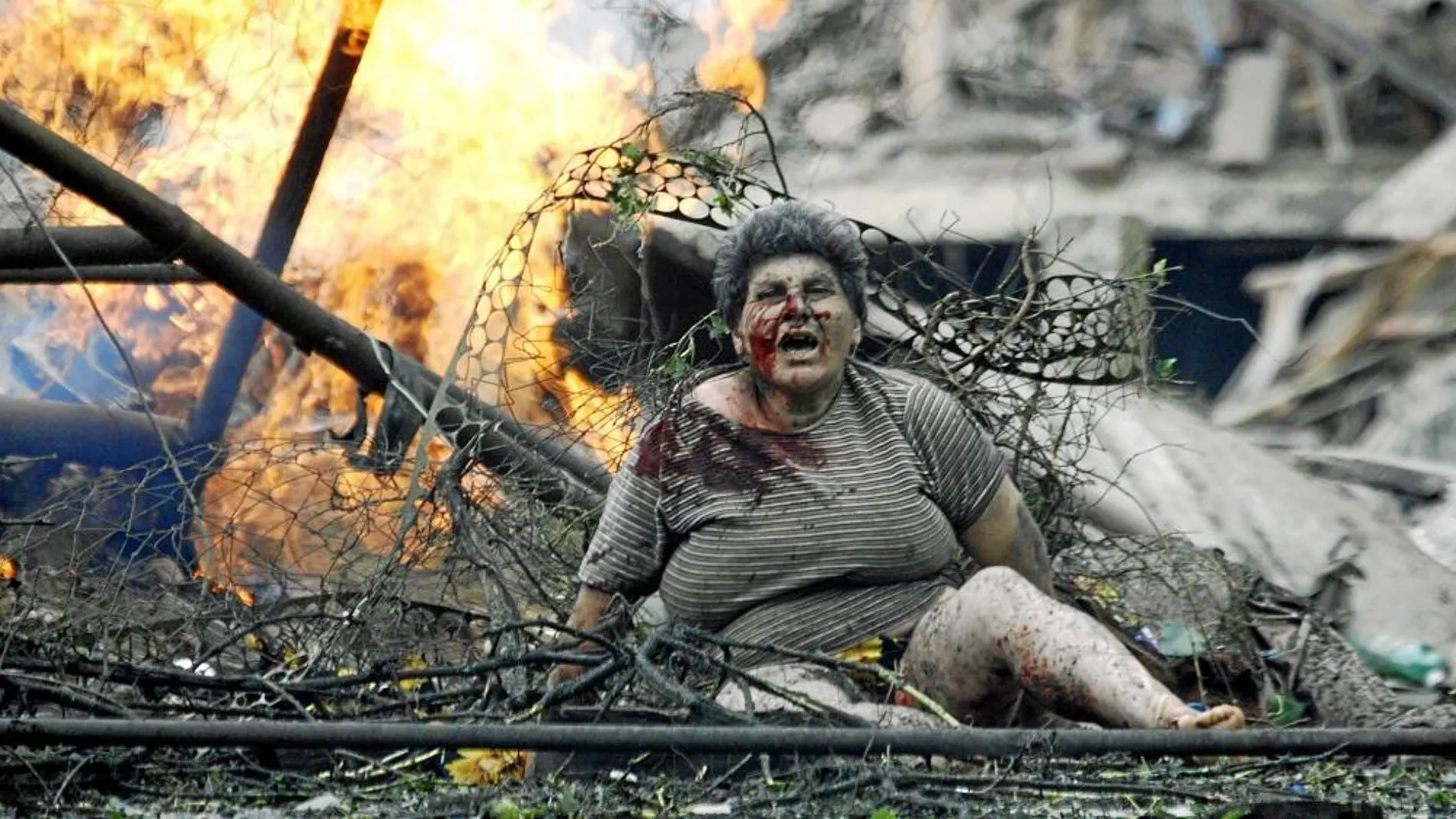Una mujer grita después de que un avión de guerra ruso lanzase una bomba contra un bloque de apartamentos, matando al menos a cinco personas, el 9 de agosto de 2008