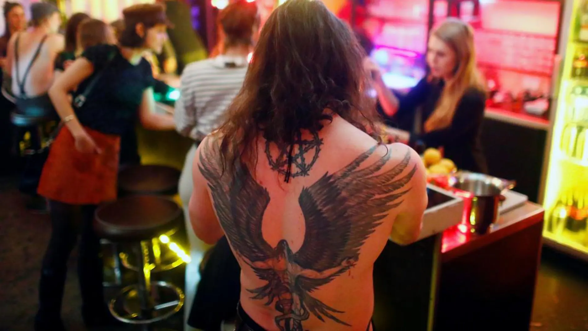 Un hombre con tatuajes, en una imagen de archivo / Reuters