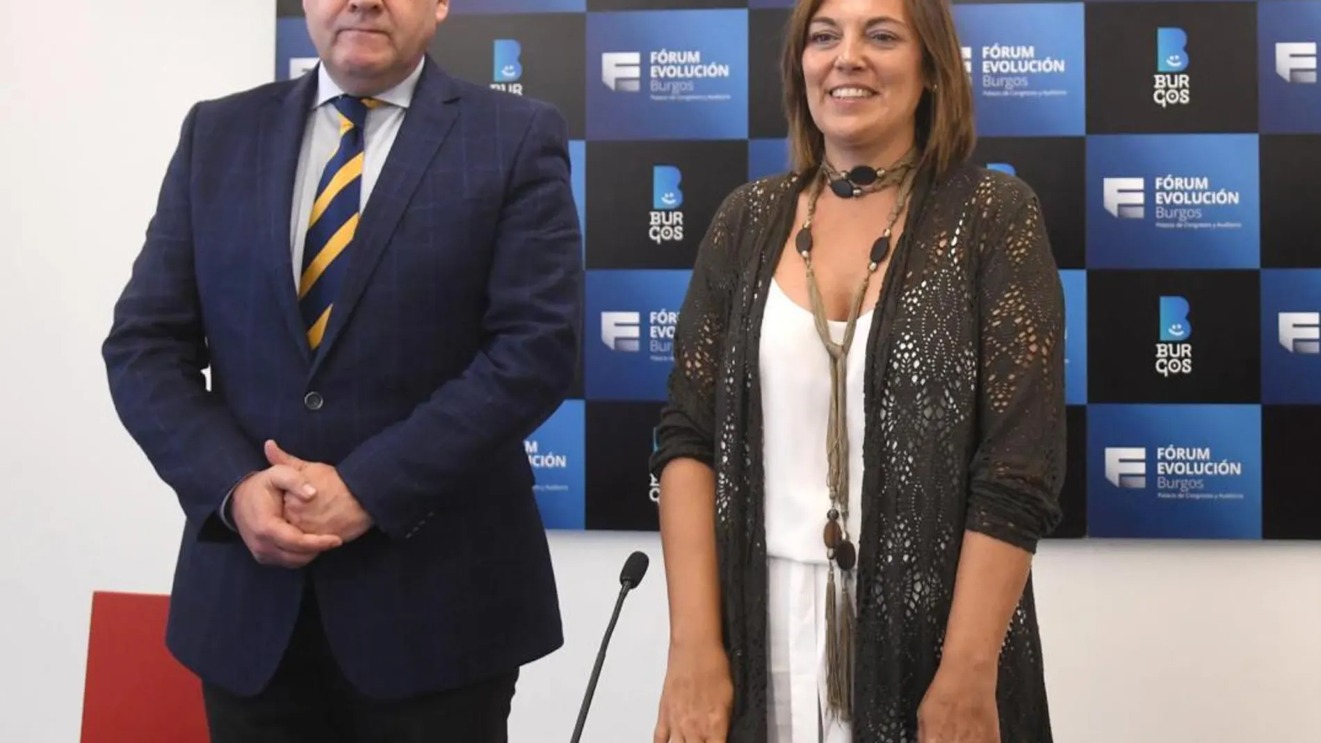 Presentación de la I Feria Internacional del Vino de Castilla y León por parte de la consejera Milagros Marcos y el representante del Ayuntamiento de Burgos, Salvador de Foronda