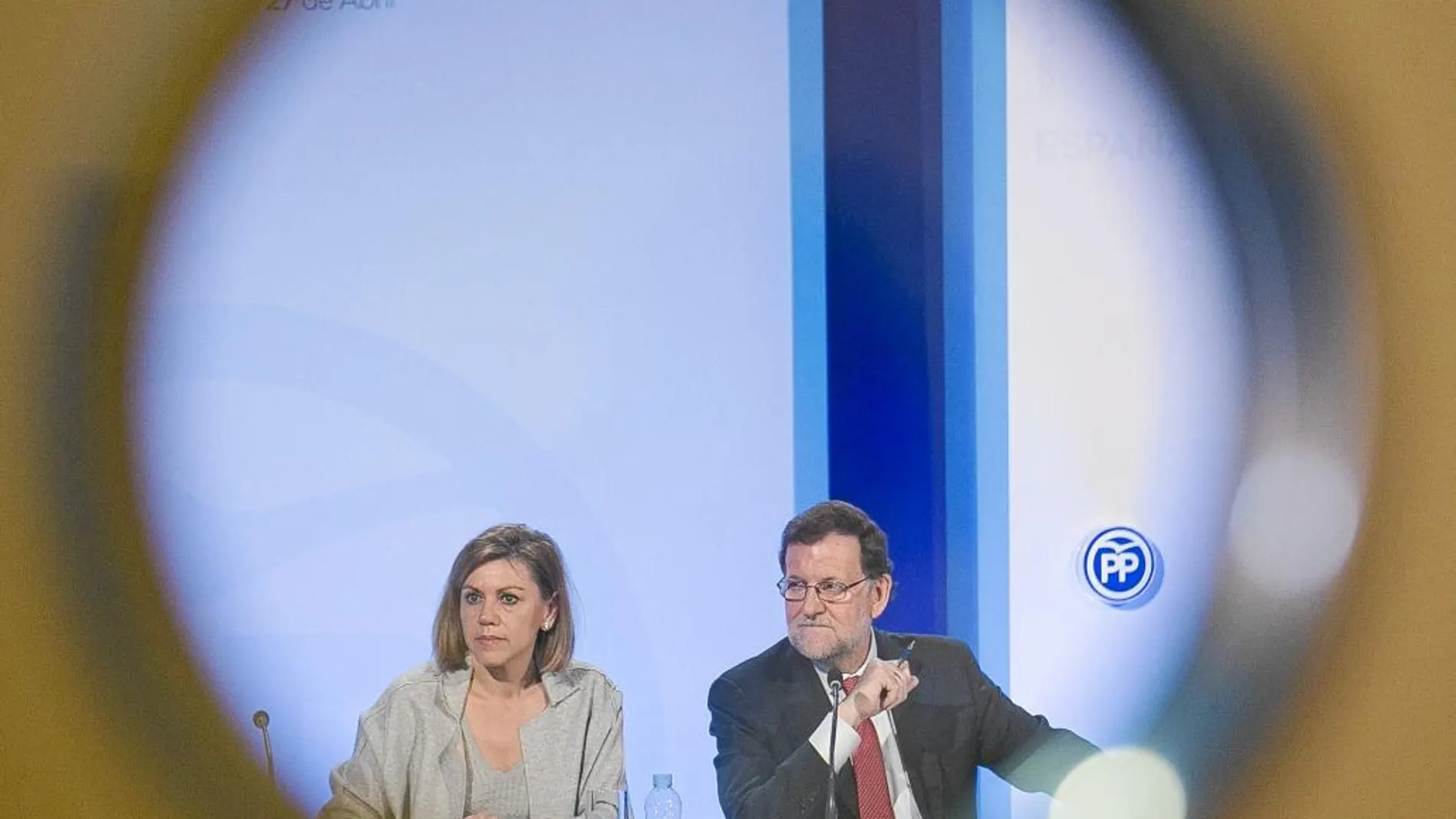 El presidente en funciones, Mariano Rajoy, con la secretaria general del PP, María Dolores de Cospedal