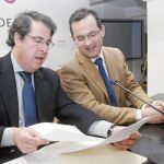 Los concejales del PP Gregorio Serrano y Joaquín Peña analizaron los contratos de la televisión municipal en el centro de prensa