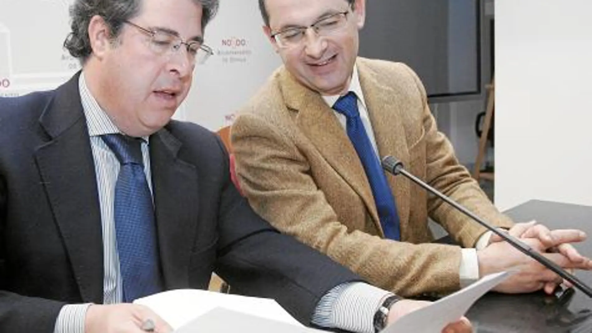 Los concejales del PP Gregorio Serrano y Joaquín Peña analizaron los contratos de la televisión municipal en el centro de prensa