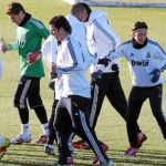 Los jugadores del Madrid se entrenaron ayer en Valdebebas antes de viajar a Barcelona. En la imagen, Casillas, Pepe, Higuaín y Özil