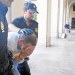Llegada de un acusado a la Audiencia Provincial de Alicante