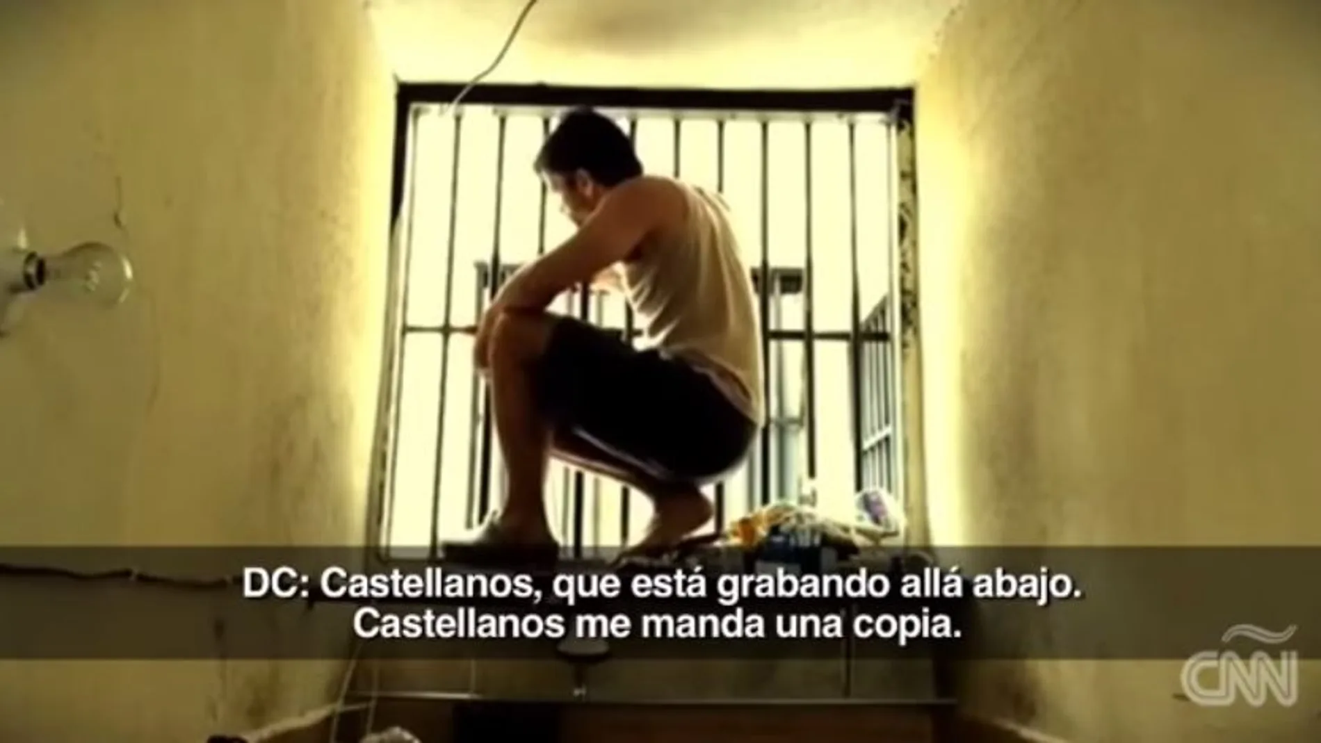 La cadena estadounidense CNN ha divulgado un vídeo que muestra al dirigente opositor Lepoldo López en la prisión militar de Ramo Verde, manteniendo una conversación con el exalcalde de San Cristóbal Daniel Ceballos