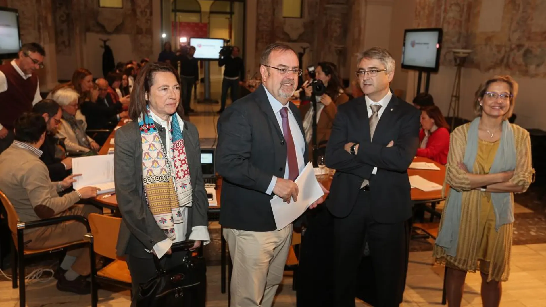 El consejero Fernando Rey asiste a una reunión del Grupo de Trabajo de Innovación y Mejora del Sistema Educativo, junto al presidente de la Conferencia Nacional de Decanos de Educación, Juan Carlos Sampedro; Pilar Garcés y María Pilar González