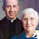 El obispo de San Agustín, monseñor Victor Galeone, junto a su madre, Rita, en una foto del año 1976