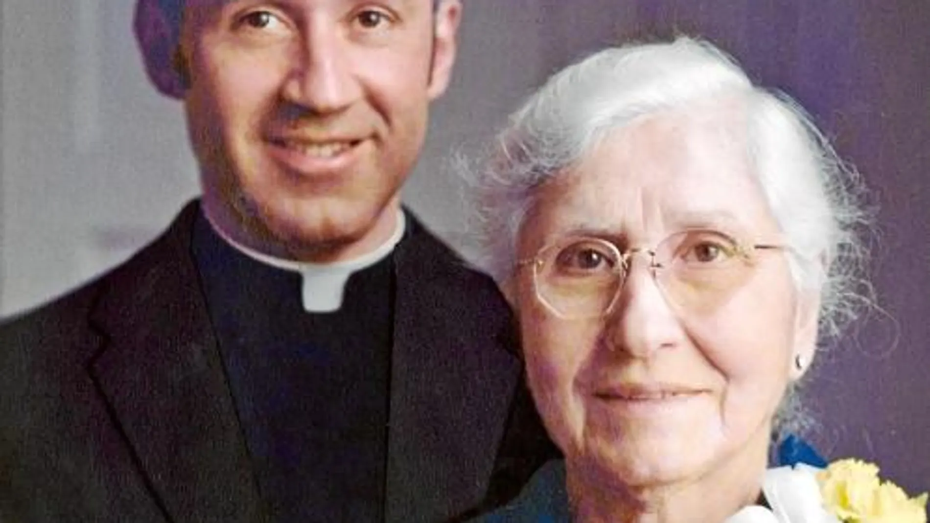 El obispo de San Agustín, monseñor Victor Galeone, junto a su madre, Rita, en una foto del año 1976