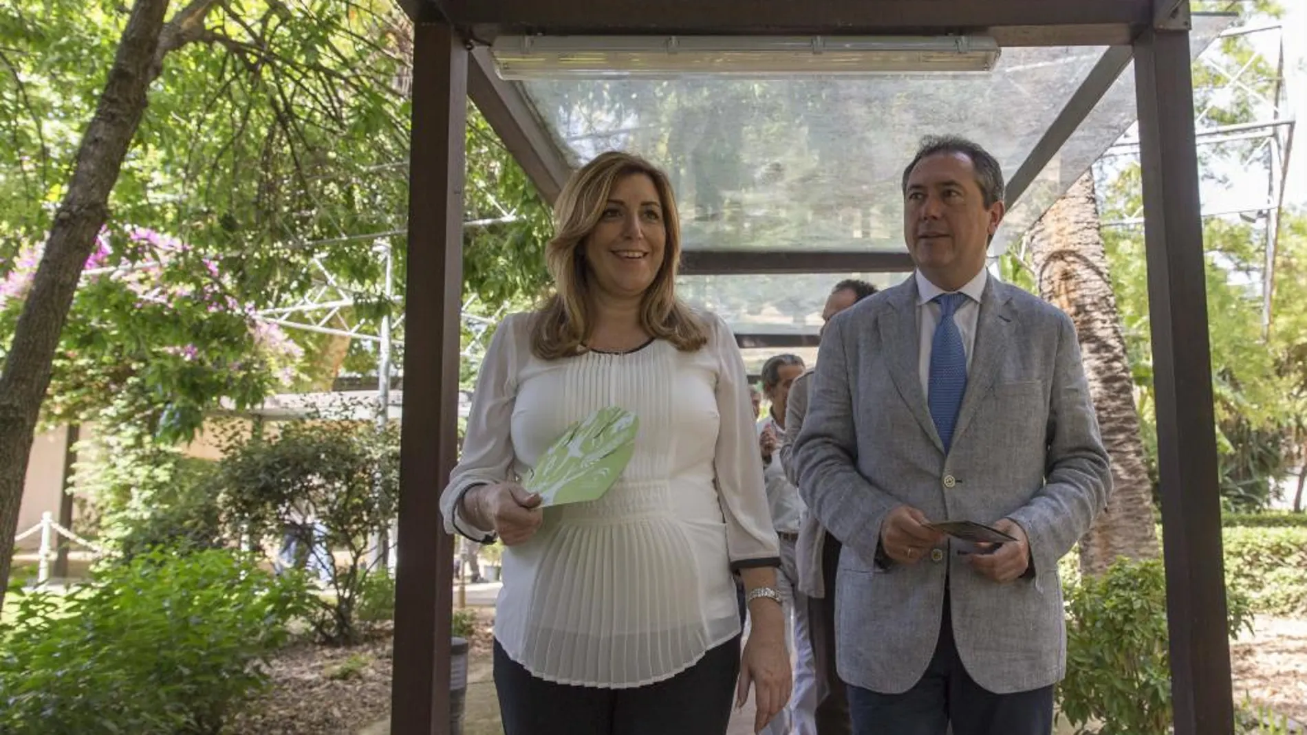 La presidenta de la Junta de Andalucía, Susana Díaz, y el alcalde de Sevilla, Juan Espadas, durante un recorrido por los Jardines de la Casa Rosa de Sevilla.