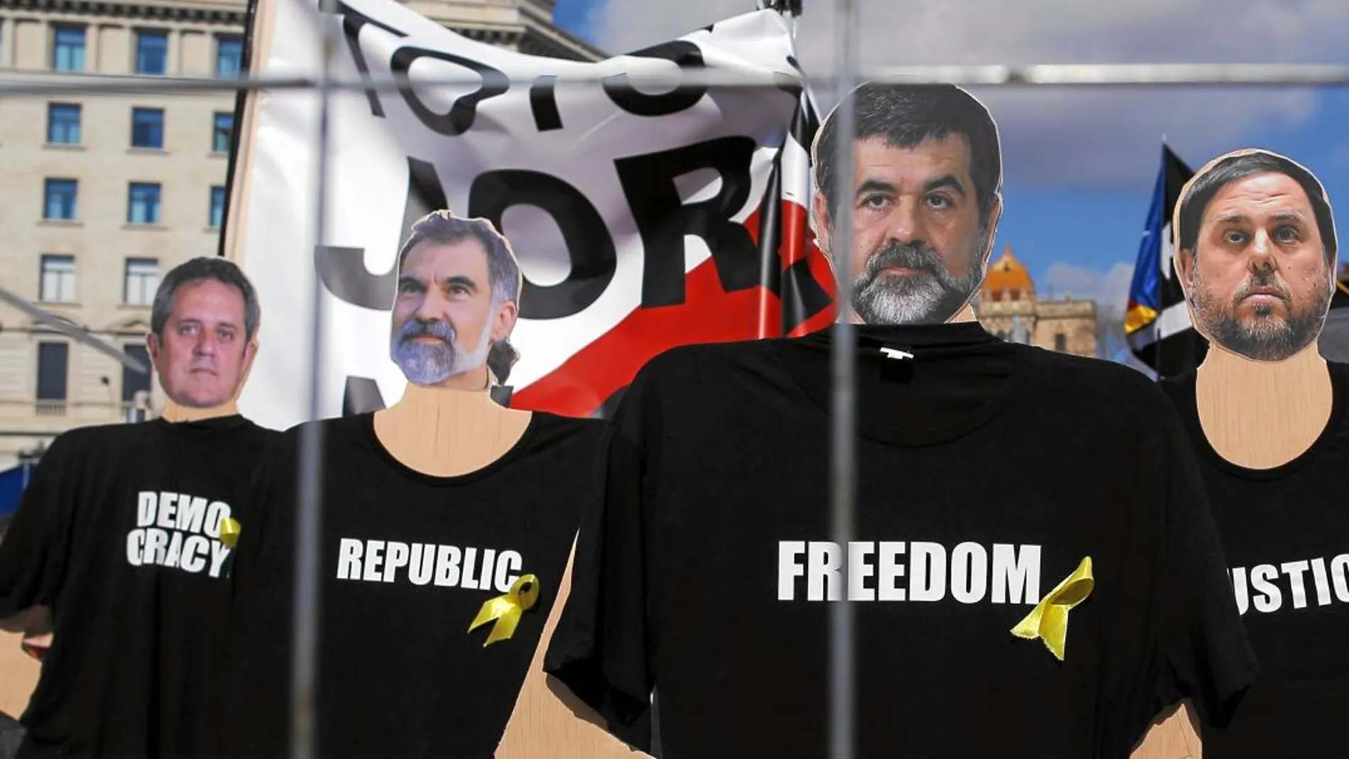 Manifestación independentista reclamando la libertad de Junqueras, Jordi Sánchez y Jordi Cuixart, «los Jordis», y el ex conseller de Interior Joaquim Forn
