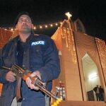 Uno de los 6.000 agentes desplegados en Nochebuena en los templos católicos de Pakistán