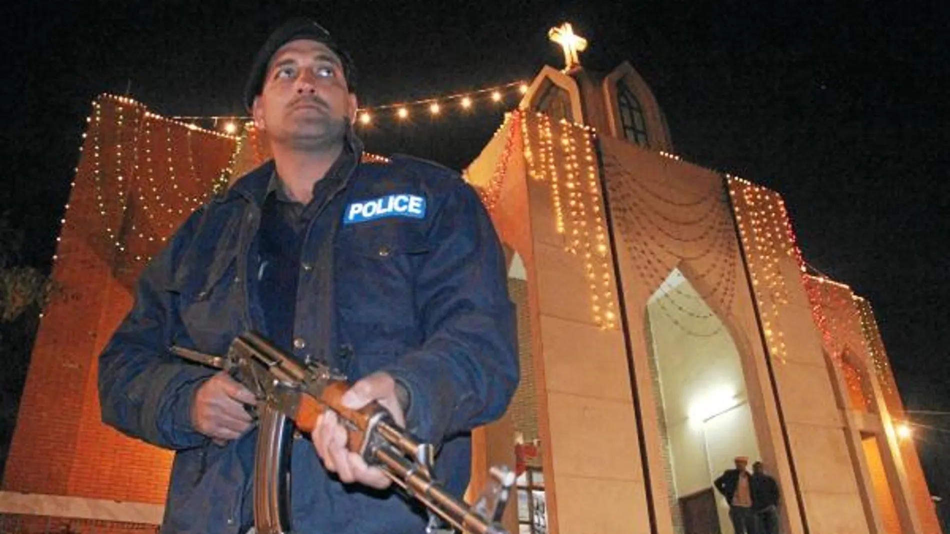 Uno de los 6.000 agentes desplegados en Nochebuena en los templos católicos de Pakistán