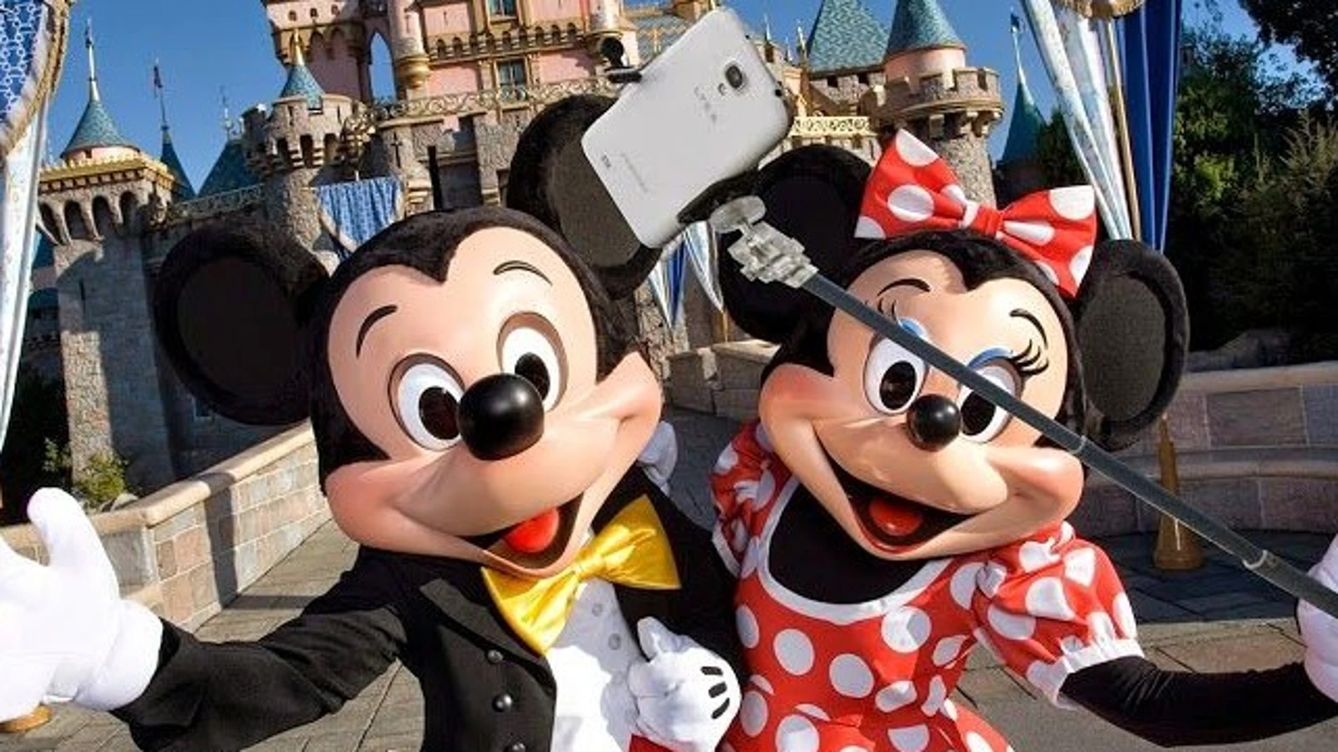 Mickey y Minnie también se apuntan a la moda del palo de «selfie»