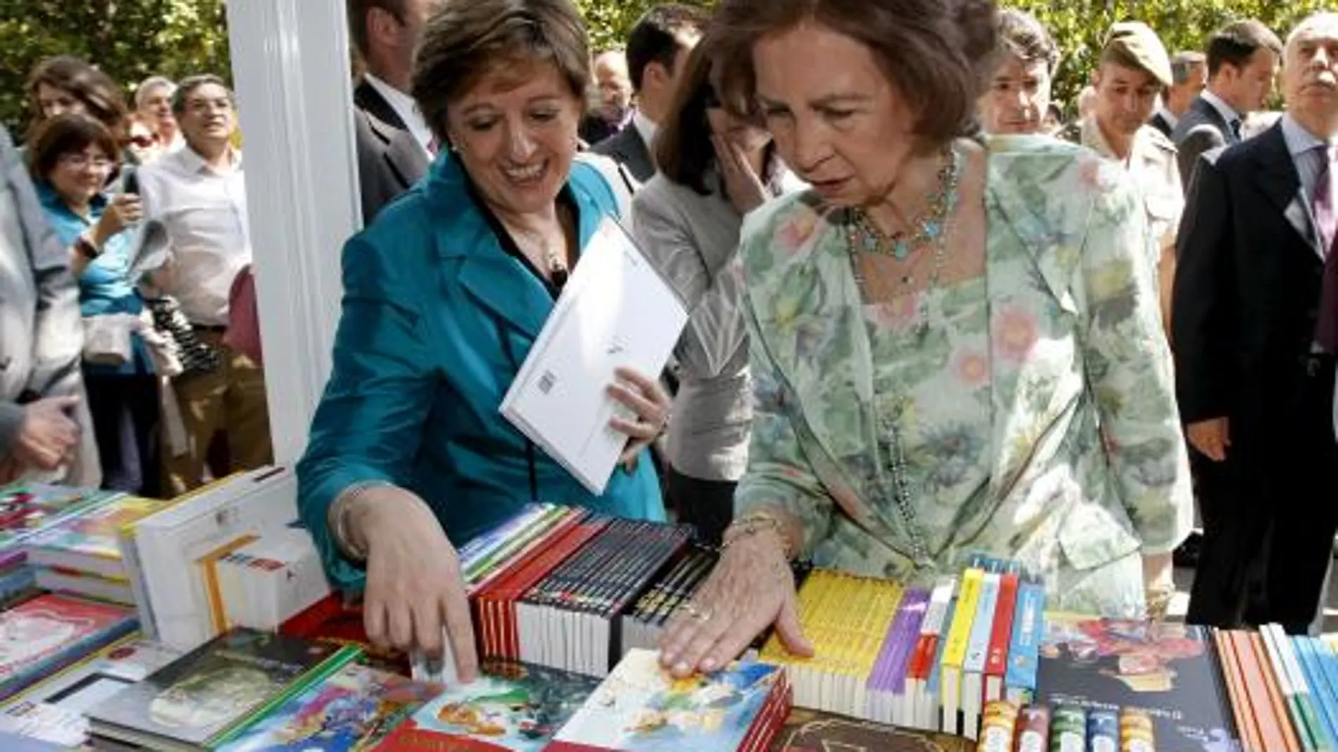 La Reina inaugura la 69 edición de la Feria del Libro