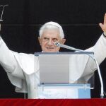 El Papa, ayer, durante el rezo del Ángelus dominical en la plaza de San Pedro del Vaticano