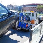 Una grúa retira un vehículo mal aparcado