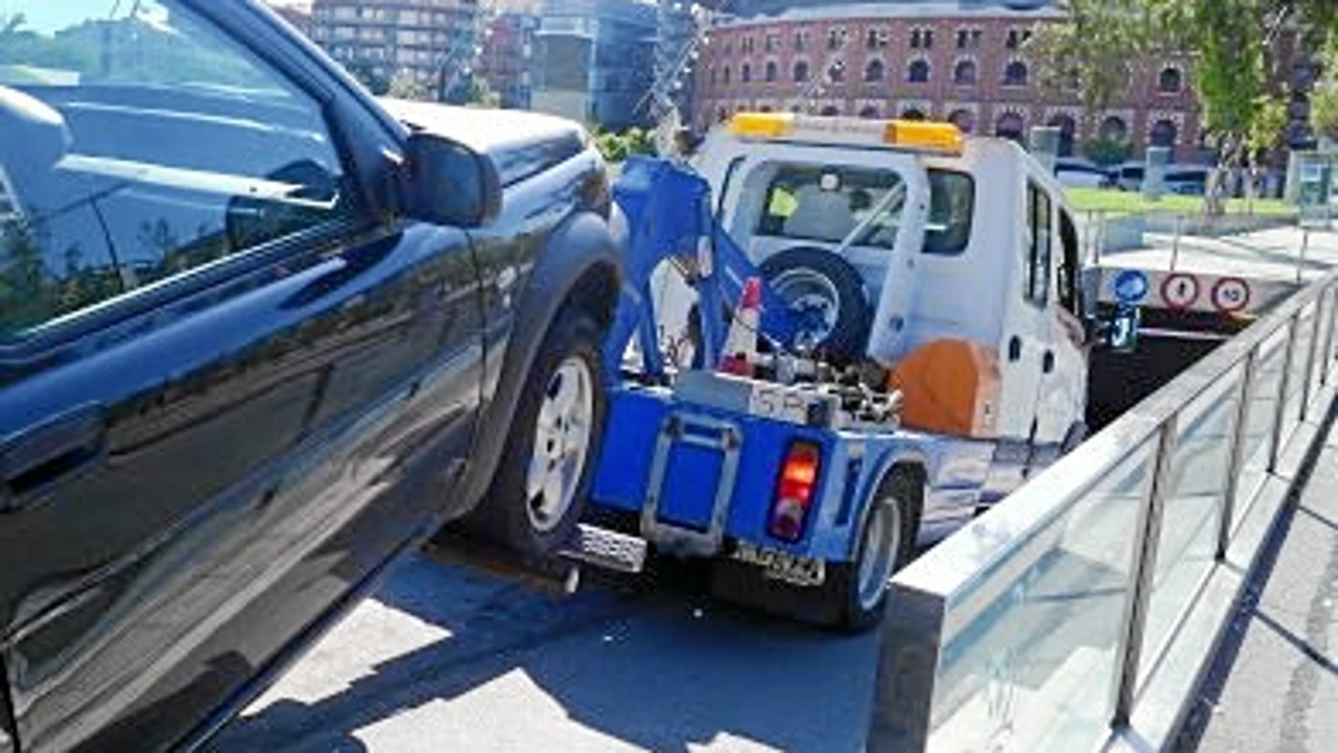 Una grúa retira un vehículo mal aparcado