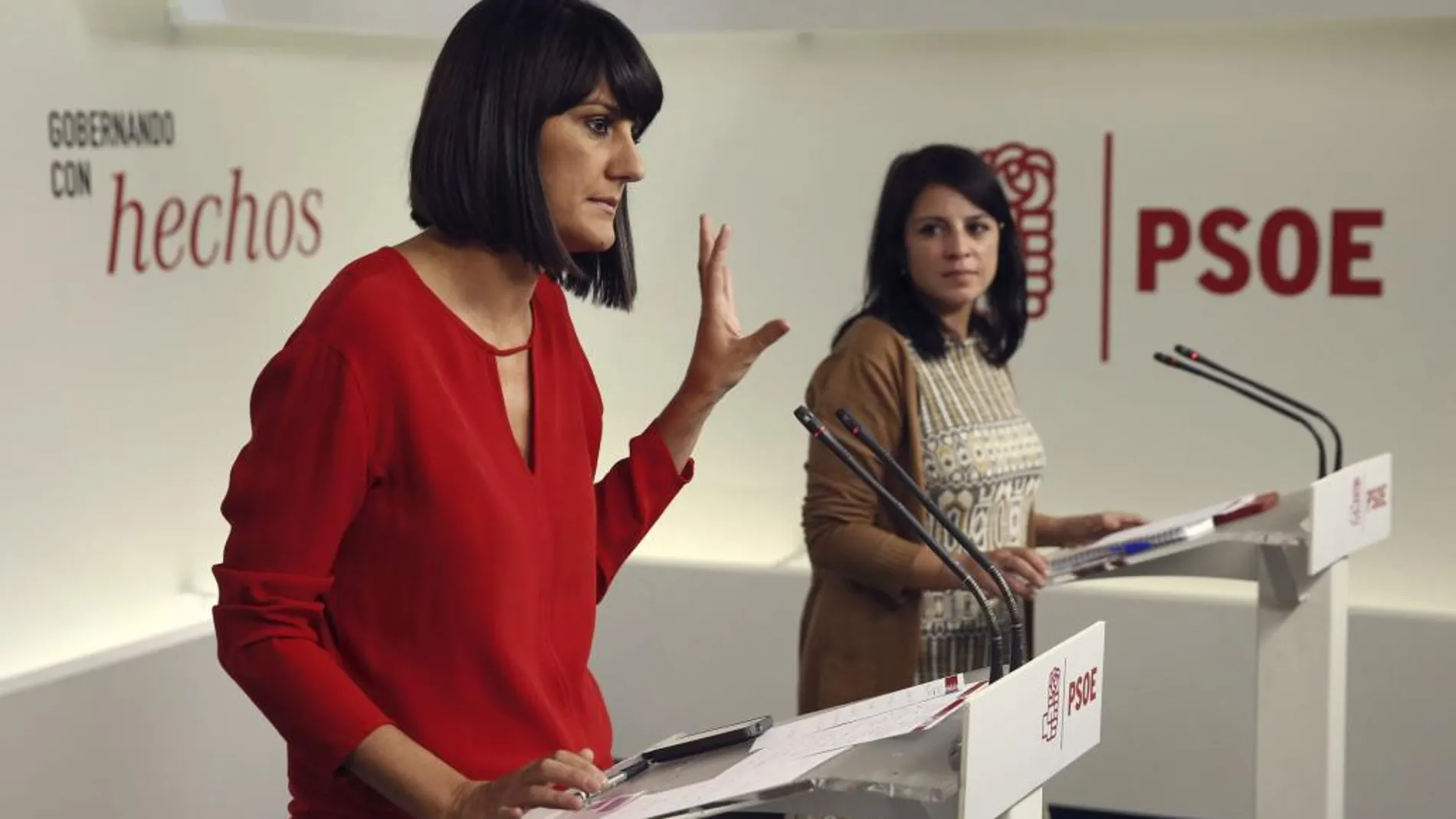 La portavoz del Comité Electoral del PSOE, María González Veracruz (i), y la vicecoordinadora de este órgano, Adriana Lastra.