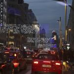 El tráfico se intensifica en la Gran Vía, una de las principales calles del centro de la capital, durante estos días previos a la Navidad.