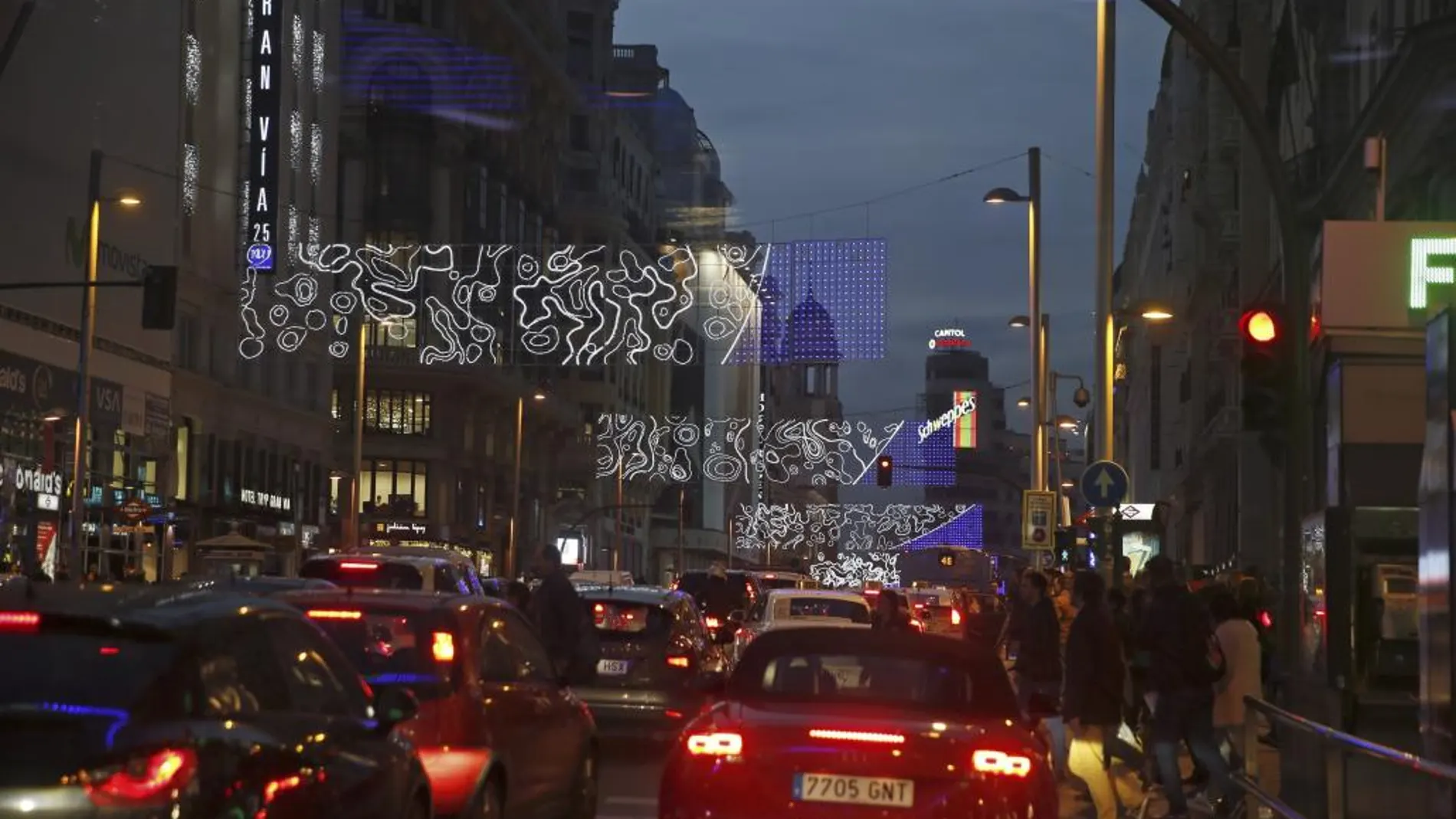 El tráfico se intensifica en la Gran Vía, una de las principales calles del centro de la capital, durante estos días previos a la Navidad.