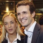 La esposa del opositor venezolano Leopoldo López, Lilian Tintori y el vicesecretario de Comunicación del PP, Pablo Casado, hoy en Madrid.