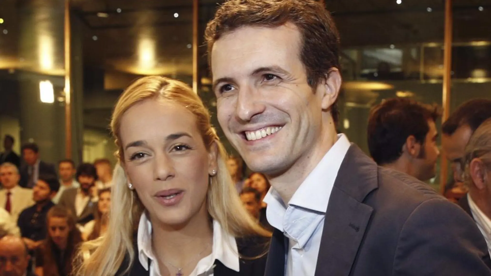 La esposa del opositor venezolano Leopoldo López, Lilian Tintori y el vicesecretario de Comunicación del PP, Pablo Casado, hoy en Madrid.