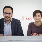 El portavoz del Comité Electoral del PSOE, Antonio Hernando y la portavoz adjunta, Isabel Rodríguez.