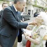 El presidente Camps entrega el dosier del plan Confianza a una mujer