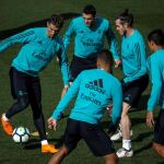 El delantero portugués del Real Madrid Cristiano Ronaldo (i), junto a sus compañeros, el croata Mateo Kovacic (2i), el galés Gareth Bale (2d) y el francés Raphael Varane (d), durante el entrenamiento realizado hoy en las instalaciones de Valdebebas