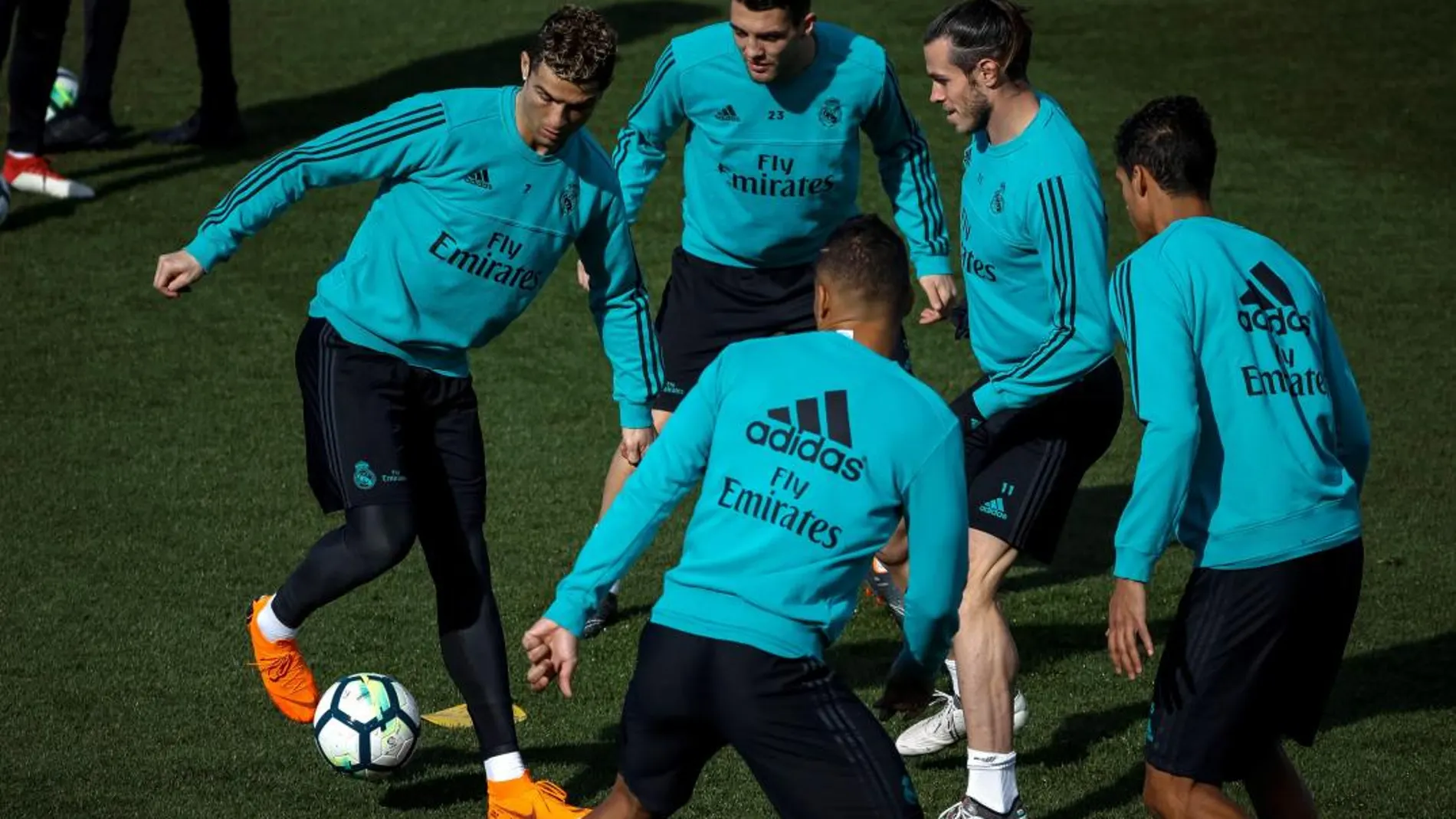 El delantero portugués del Real Madrid Cristiano Ronaldo (i), junto a sus compañeros, el croata Mateo Kovacic (2i), el galés Gareth Bale (2d) y el francés Raphael Varane (d), durante el entrenamiento realizado hoy en las instalaciones de Valdebebas