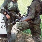 Dos narcoterroristas de las FARC conversan en la selva colombiana