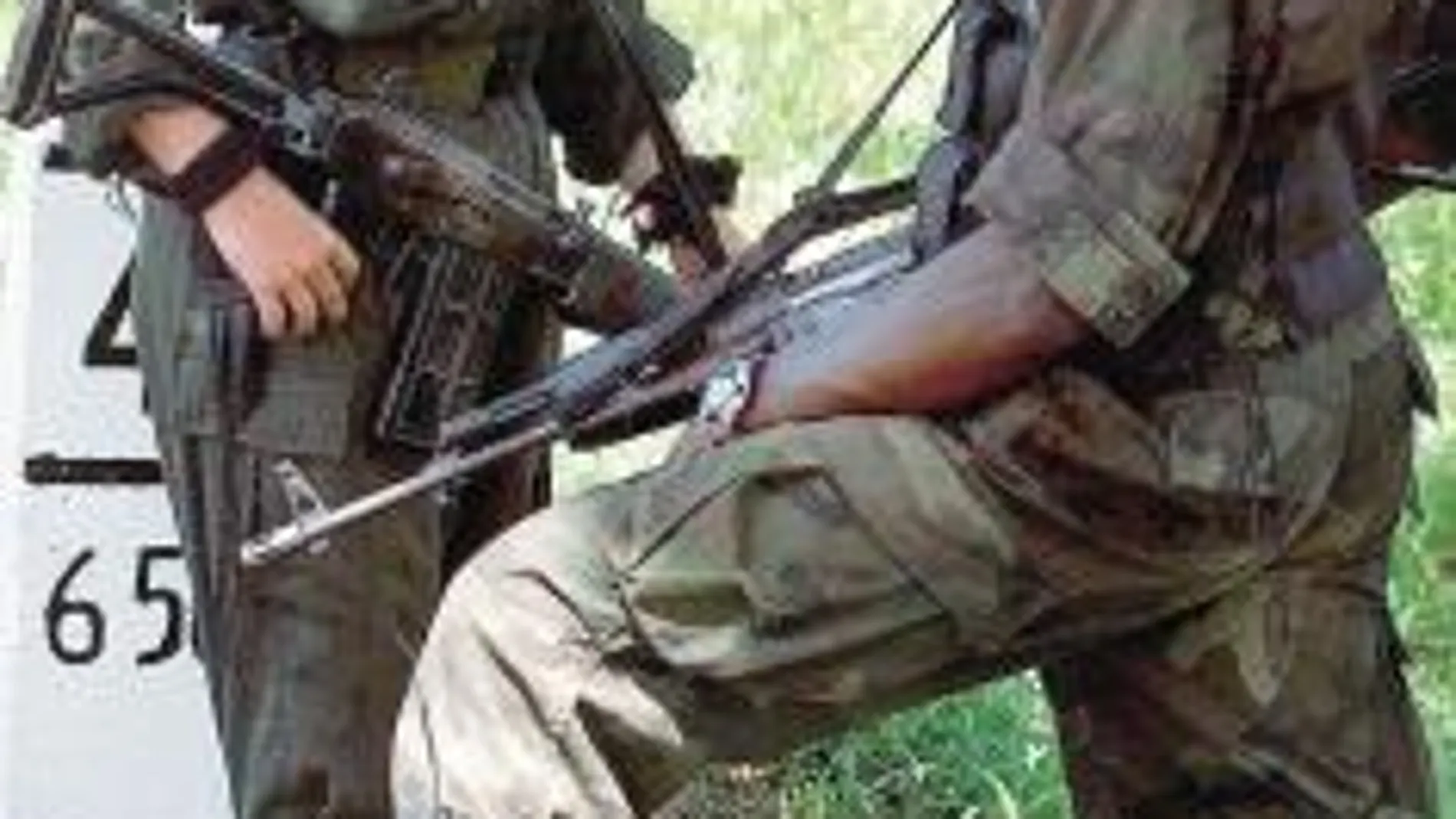 Dos narcoterroristas de las FARC conversan en la selva colombiana