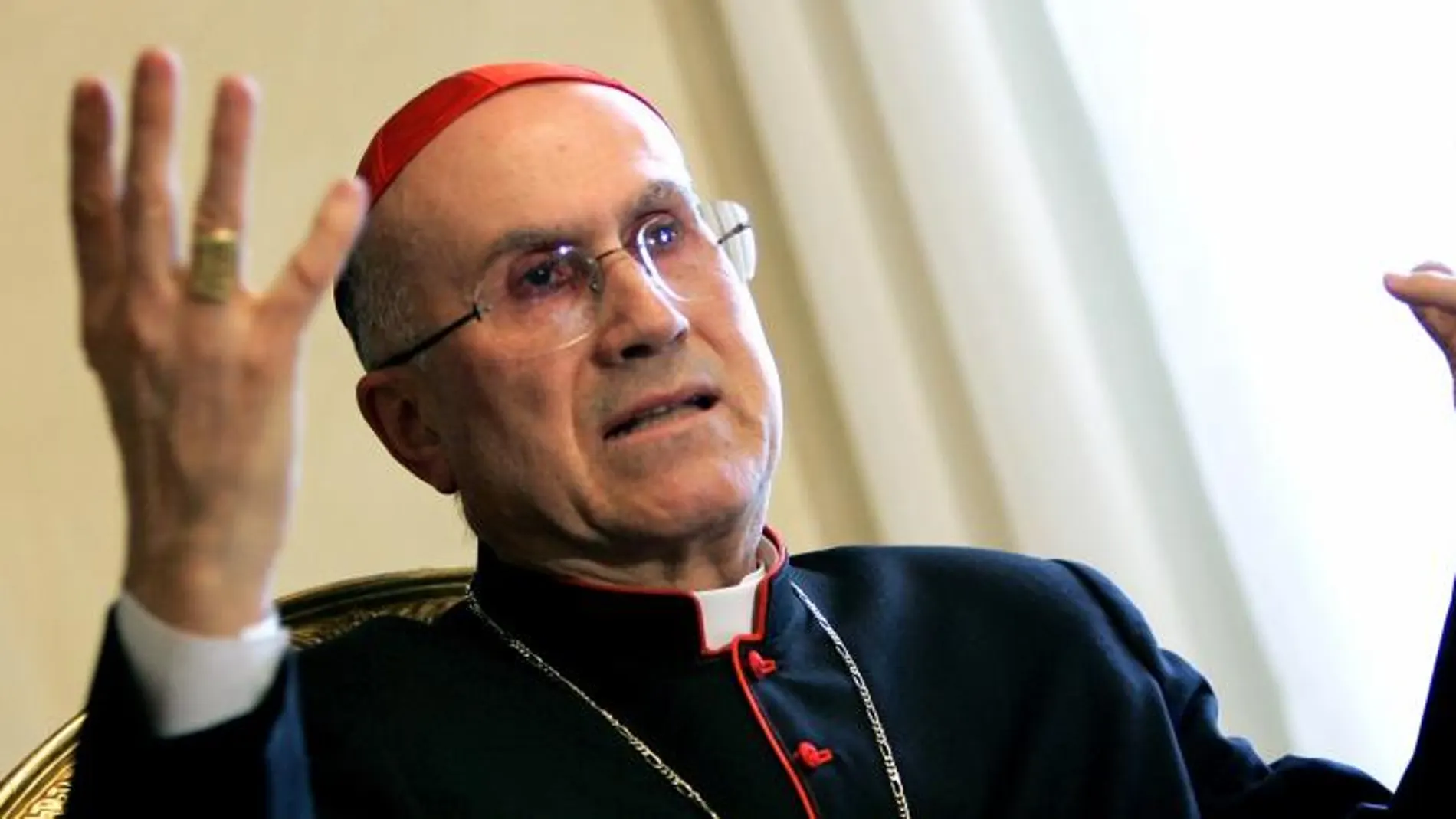 Tarsicio Bertone, cardenal camarlengo
