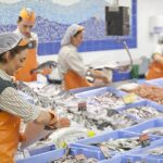 Trabajadores en la pescadería de un establecimiento Mercadona