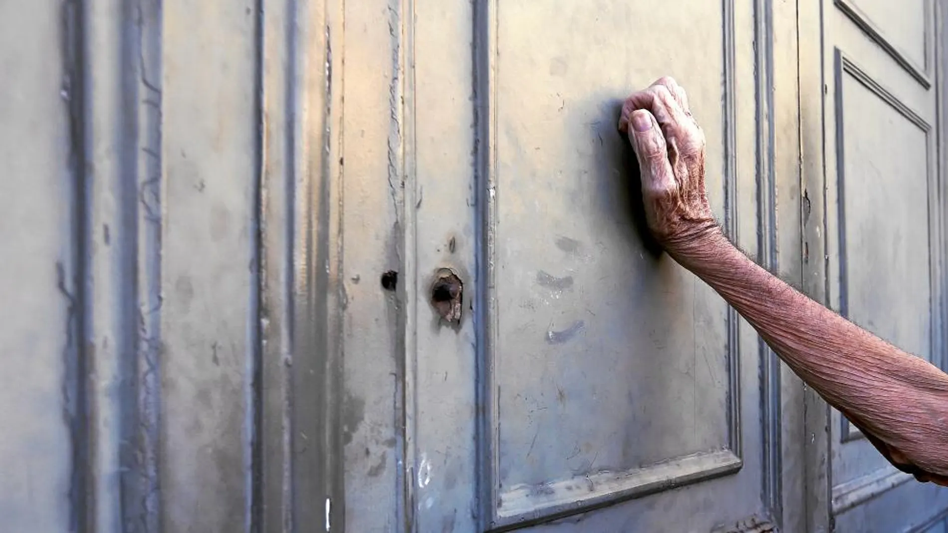 Una pensionista llama a la puerta de una sucursal del Banco Nacional de Atenas