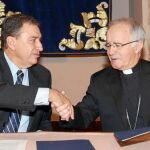 Juan José Mateos y Gregorio Martínez firman el acuerdo de colaboración, ayer en Valladolid